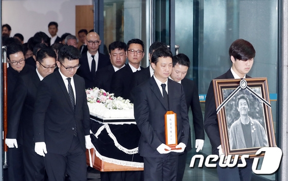 Dàn sao Hàn không kìm được nước mắt tiễn đưa Kim Joo Hyuk