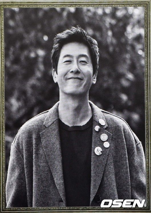 Song Joong Ki vội vã đến viếng nam diễn viên quá cố Kim Joo Hyuk