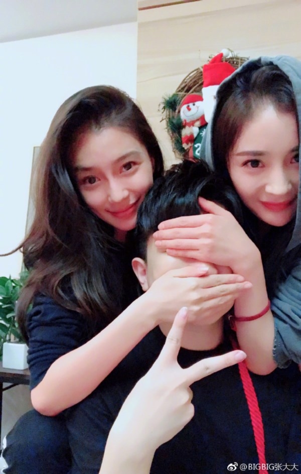 Dương Mịch - AngelaBaby gây bão vì tình bạn quá thân thiết