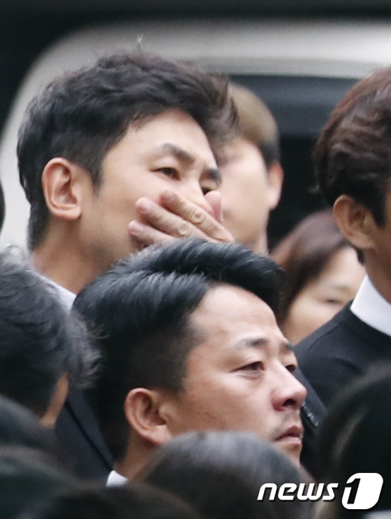 Dàn sao Hàn không kìm được nước mắt tiễn đưa Kim Joo Hyuk