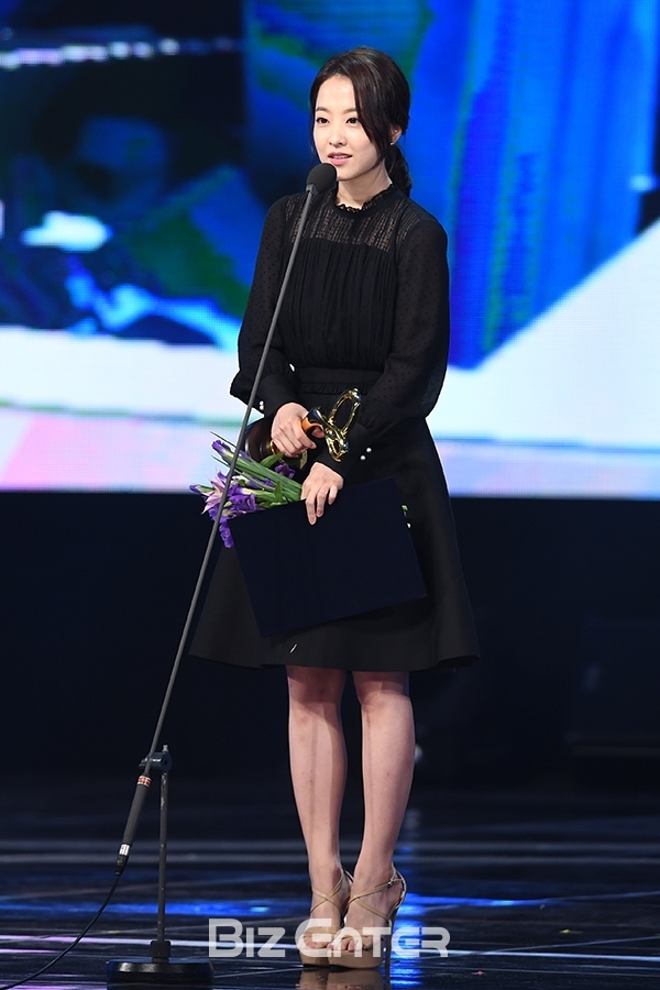 Park Bo Gum - Park Bo Young nhận giải thưởng văn hóa nghệ thuật 2017