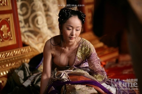 Cháy mắt với những tạo hình cổ trang khoe vòng một “quá đà"