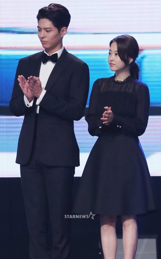 Park Bo Gum - Park Bo Young nhận giải thưởng văn hóa nghệ thuật 2017