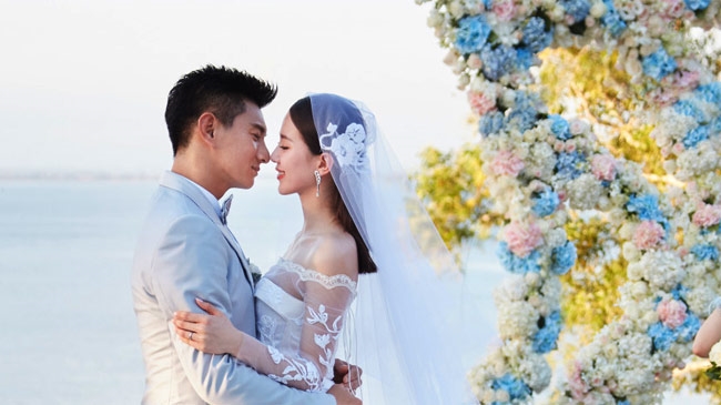 Hôn lễ người nổi tiếng: Cbiz xa hoa, Kbiz lại 'chuộng' đơn giản