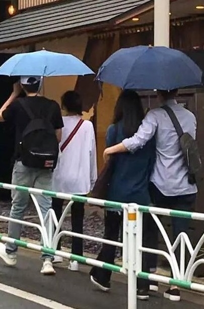 Lâm Canh Tân bí mật hộ tống 'bạn gái tin đồn' Vương Lệ Khôn ở sân bay