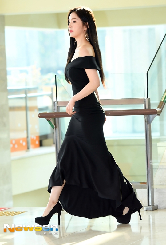 Irene đẹp lộng lẫy, khoe vai trần hững hờ trên thảm đỏ
