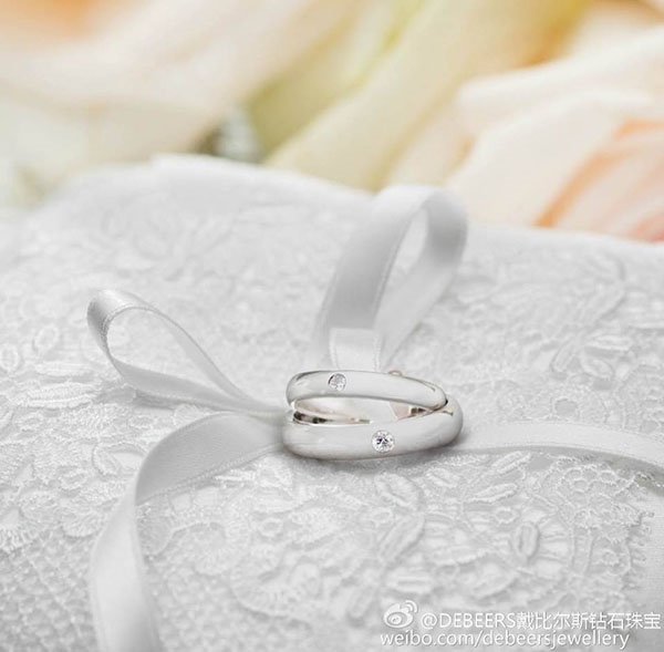 Hôn lễ người nổi tiếng: Cbiz xa hoa, Kbiz lại 'chuộng' đơn giản