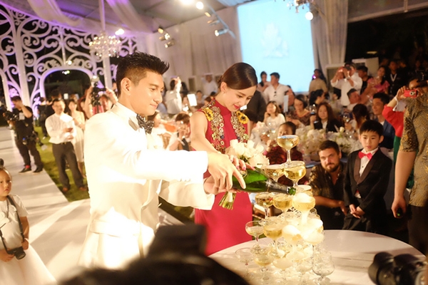Hôn lễ người nổi tiếng: Cbiz xa hoa, Kbiz lại 'chuộng' đơn giản