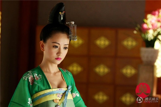 Cháy mắt với những tạo hình cổ trang khoe vòng một “quá đà"