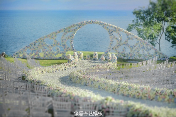 Hôn lễ người nổi tiếng: Cbiz xa hoa, Kbiz lại 'chuộng' đơn giản