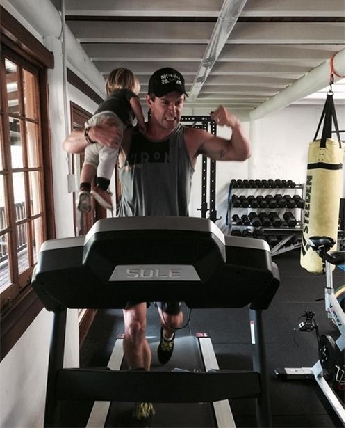 Chris Hemsworth - Nam thần trên phim, chồng ngoan bố đảm ngoài đời