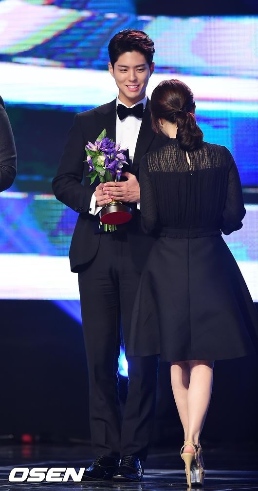 Park Bo Gum - Park Bo Young nhận giải thưởng văn hóa nghệ thuật 2017