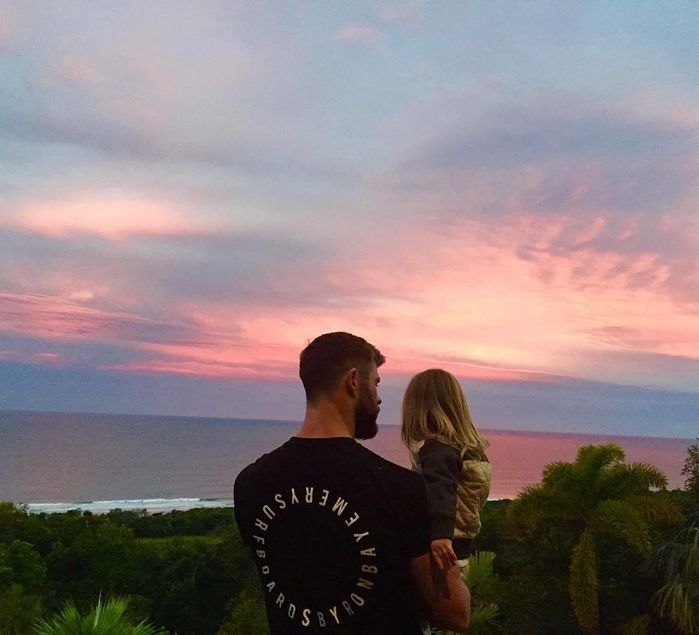 Chris Hemsworth - Nam thần trên phim, chồng ngoan bố đảm ngoài đời