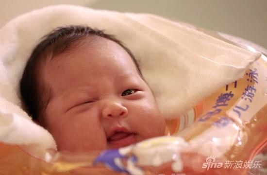 Lý Tiểu Lộ dở khóc dở cười kể chuyện Điềm Hinh mới sinh đã bị chê xấu