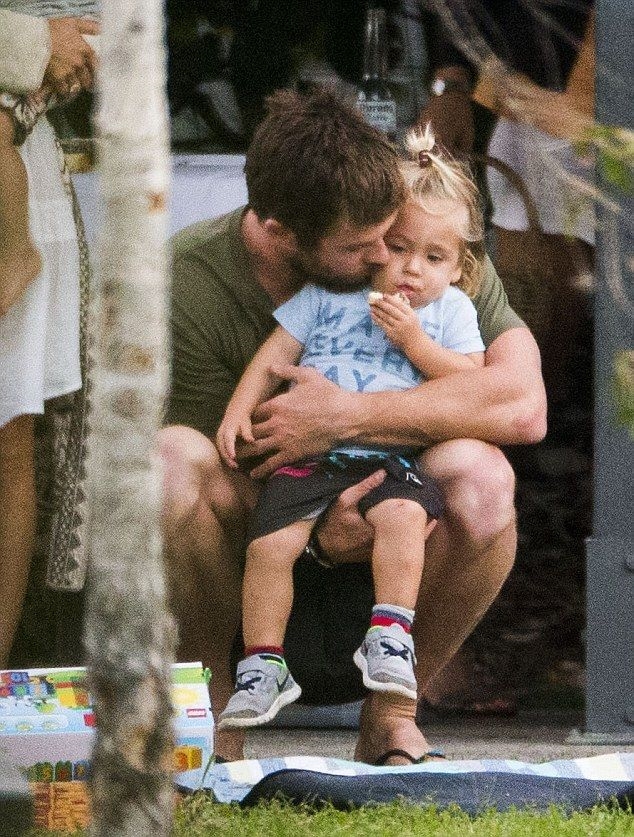 Chris Hemsworth - Nam thần trên phim, chồng ngoan bố đảm ngoài đời