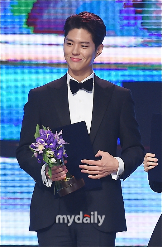 Park Bo Gum - Park Bo Young nhận giải thưởng văn hóa nghệ thuật 2017