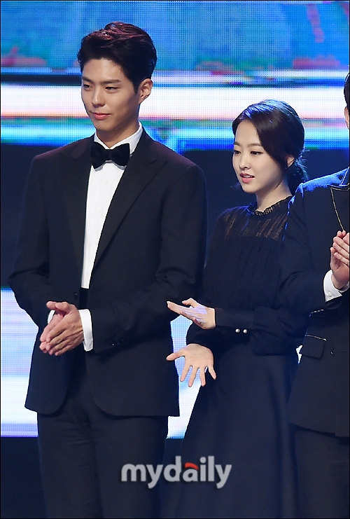 Park Bo Gum - Park Bo Young nhận giải thưởng văn hóa nghệ thuật 2017