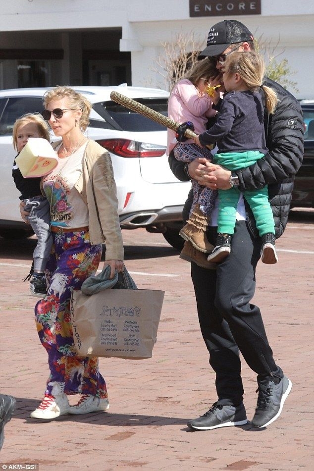 Chris Hemsworth - Nam thần trên phim, chồng ngoan bố đảm ngoài đời