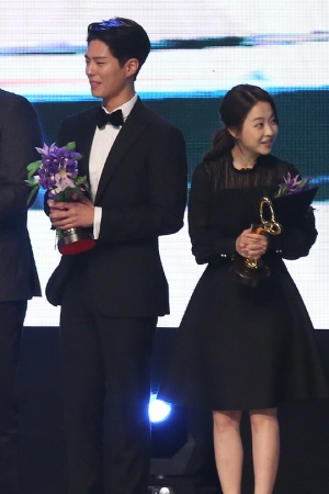 Park Bo Gum - Park Bo Young nhận giải thưởng văn hóa nghệ thuật 2017