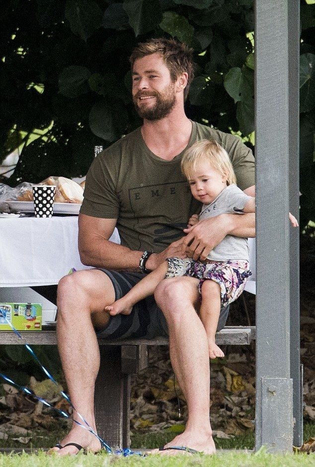 Chris Hemsworth - Nam thần trên phim, chồng ngoan bố đảm ngoài đời
