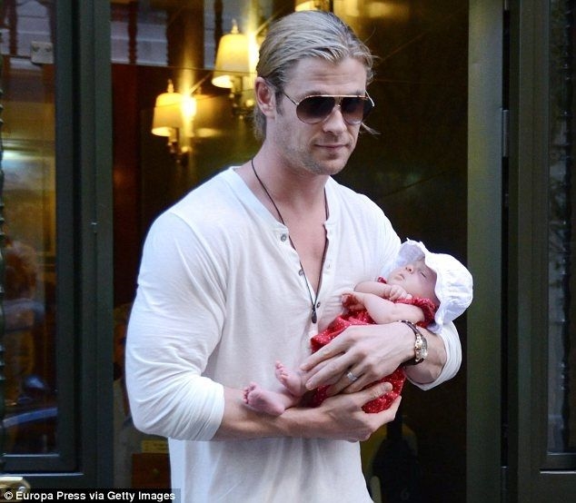 Chris Hemsworth - Nam thần trên phim, chồng ngoan bố đảm ngoài đời