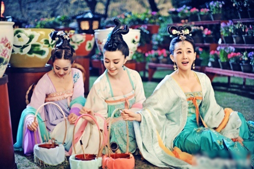 Cháy mắt với những tạo hình cổ trang khoe vòng một “quá đà"