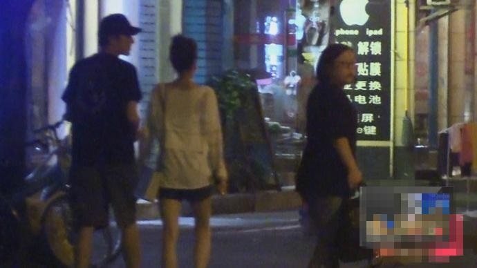 Lâm Canh Tân bí mật hộ tống 'bạn gái tin đồn' Vương Lệ Khôn ở sân bay
