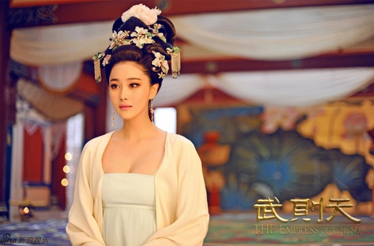 Cháy mắt với những tạo hình cổ trang khoe vòng một “quá đà"