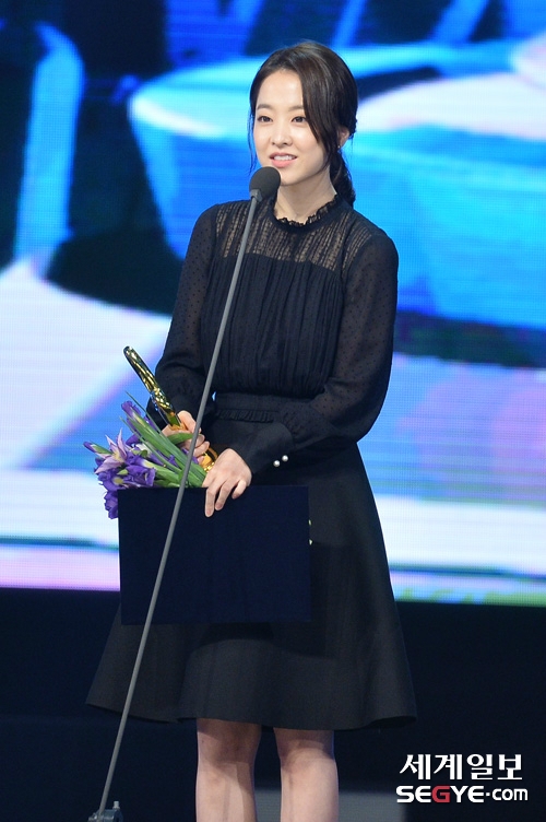 Park Bo Gum - Park Bo Young nhận giải thưởng văn hóa nghệ thuật 2017