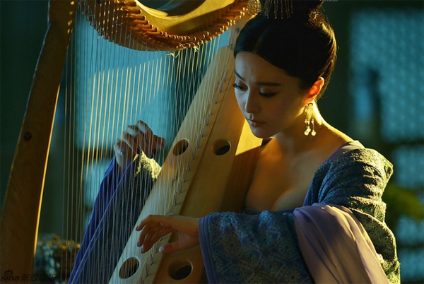 Cháy mắt với những tạo hình cổ trang khoe vòng một “quá đà"