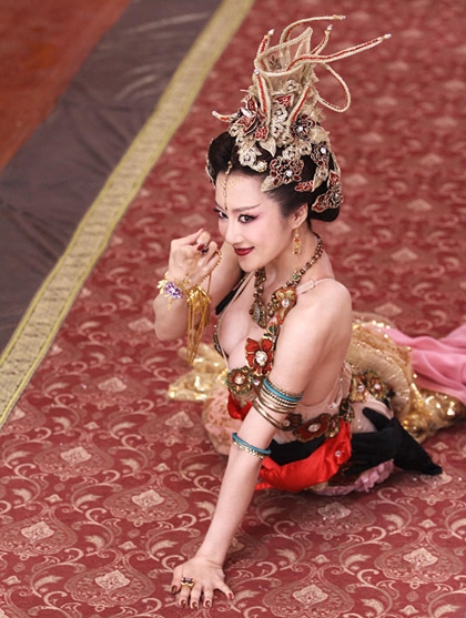 Cháy mắt với những tạo hình cổ trang khoe vòng một “quá đà"