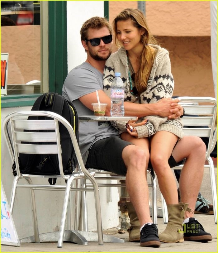 Chris Hemsworth - Nam thần trên phim, chồng ngoan bố đảm ngoài đời