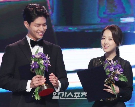 Park Bo Gum - Park Bo Young nhận giải thưởng văn hóa nghệ thuật 2017