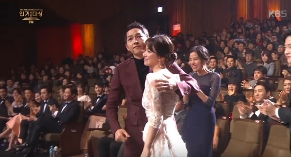 Song Joong Ki khiến hội chị em mong mỏi “phải lấy người như anh'