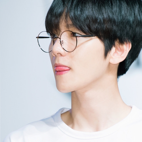 Thần tượng đeo kính Nobita, người đáng yêu người trí thức