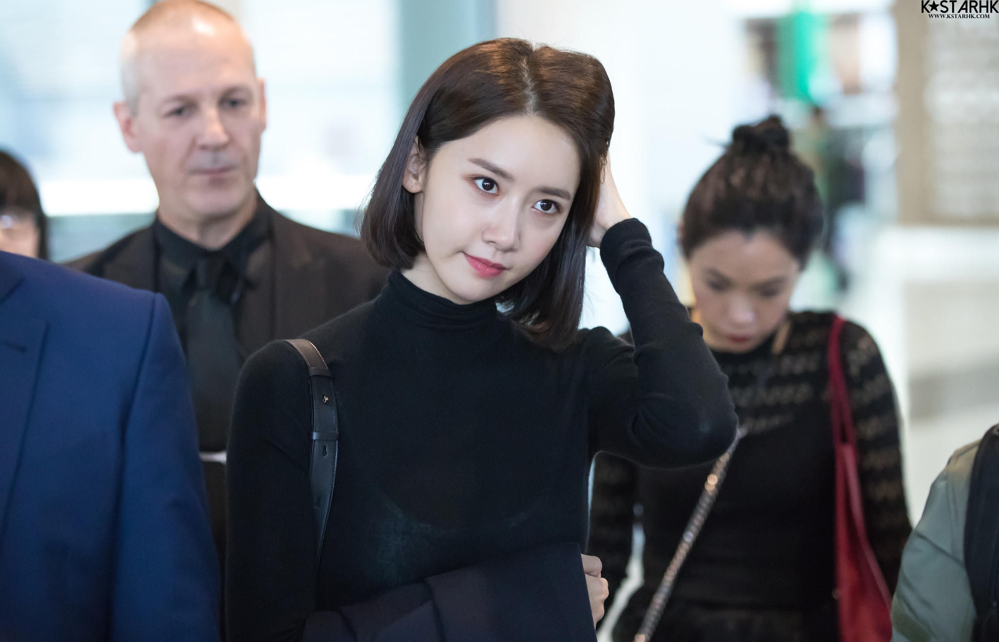 Dù ăn mặc kín cổng cao tường, Yoona vẫn vô tình bị soi 'lộ hàng'