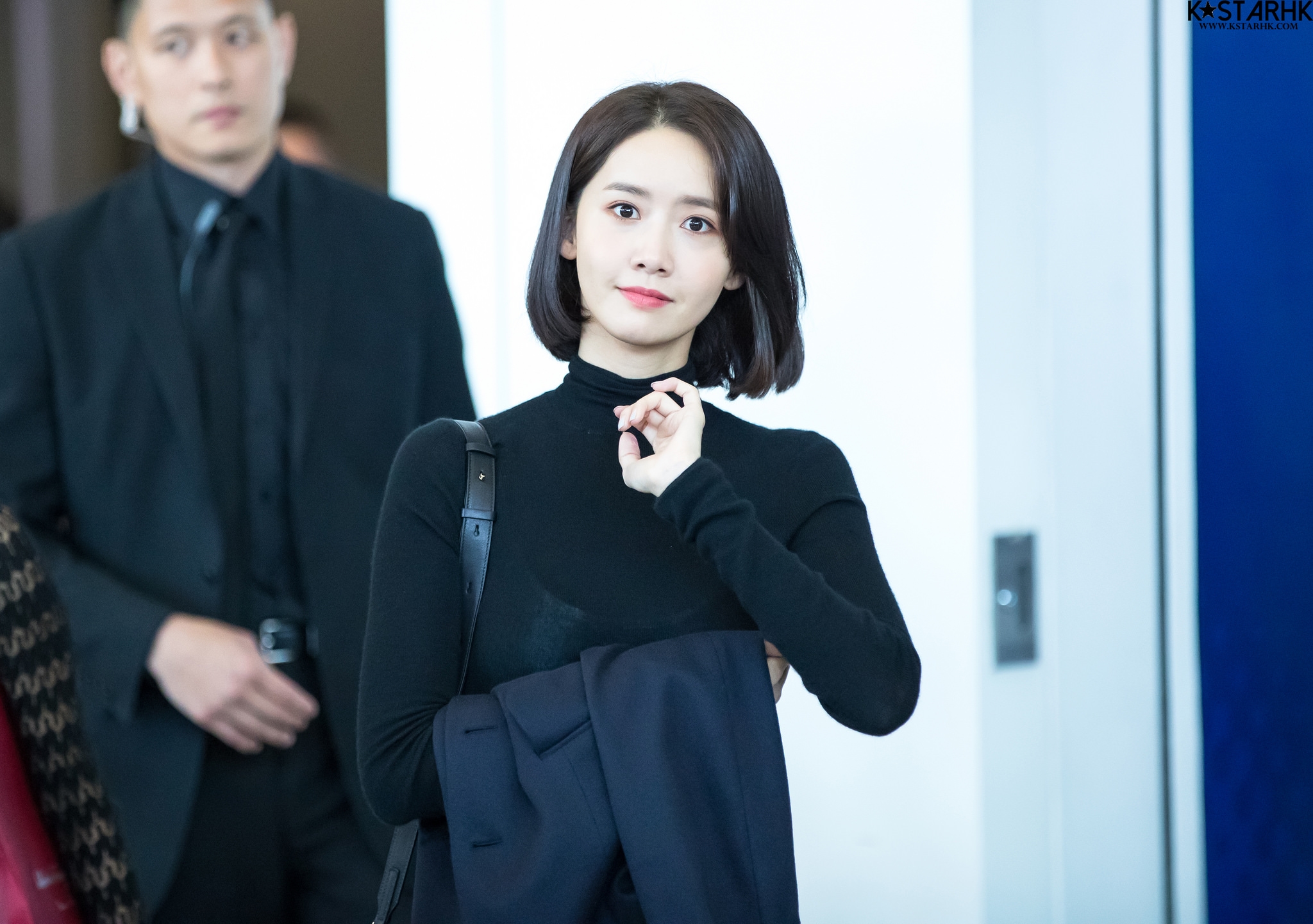 Dù ăn mặc kín cổng cao tường, Yoona vẫn vô tình bị soi 'lộ hàng'