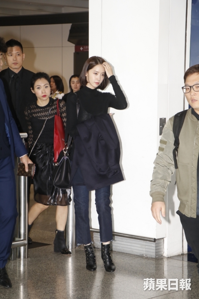 Dù ăn mặc kín cổng cao tường, Yoona vẫn vô tình bị soi 'lộ hàng'