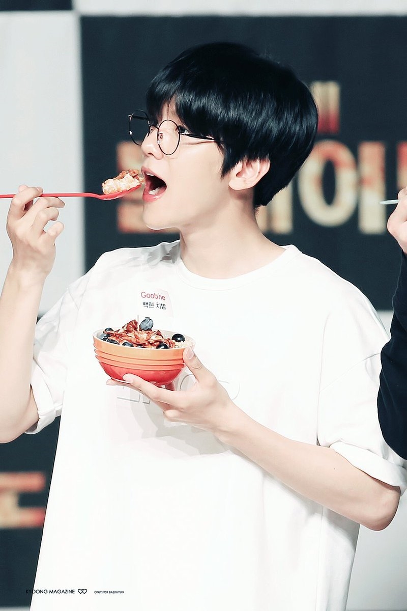 Thần tượng đeo kính Nobita, người đáng yêu người trí thức