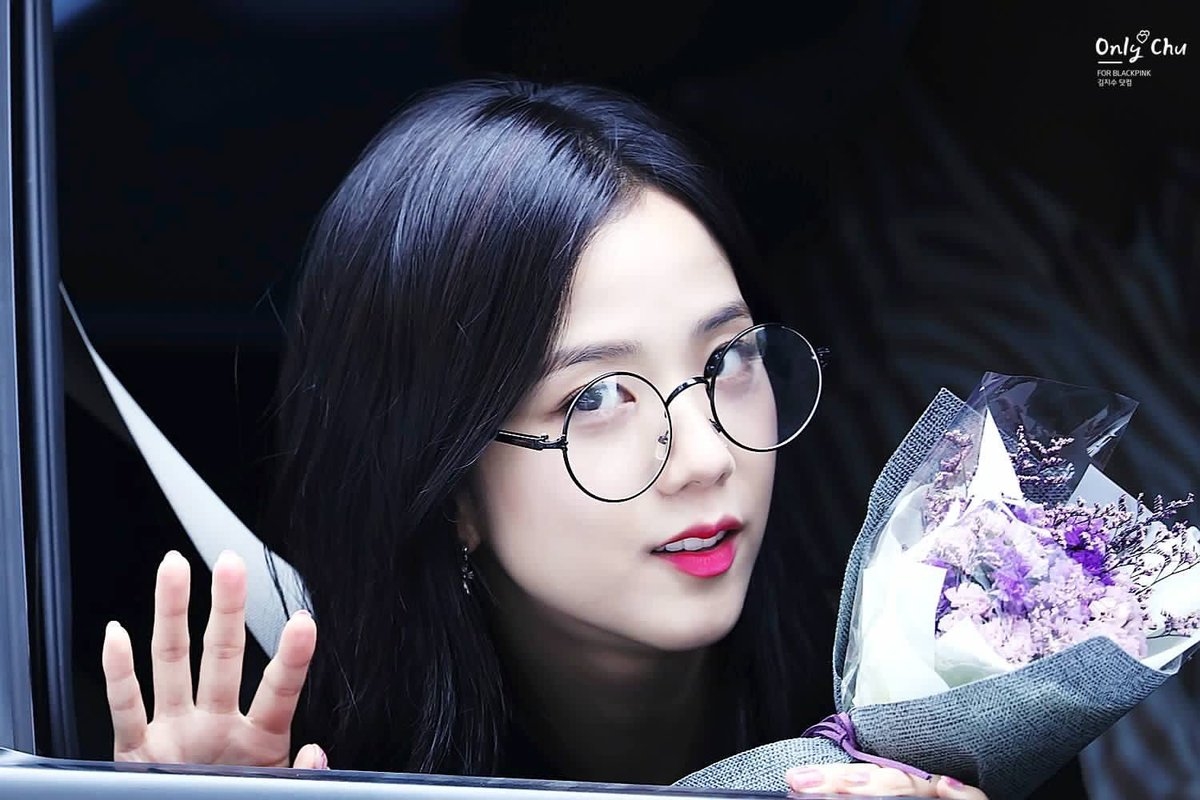 Thần tượng đeo kính Nobita, người đáng yêu người trí thức