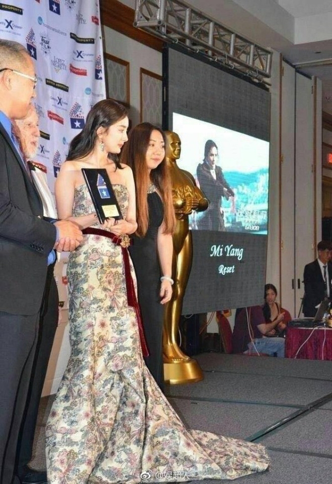 Nhận giải Thị Đế, Lưu Khải Uy bị mỉa mai "đẳng cấp ao làng" giống vợ