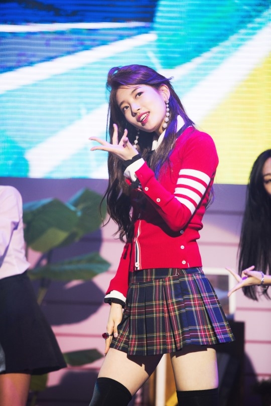Suzy tỏa sáng từ hậu trường lên tới sân khấu trong Fanmeeting