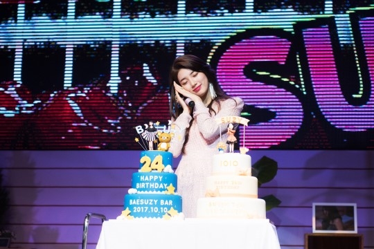 Suzy tỏa sáng từ hậu trường lên tới sân khấu trong Fanmeeting