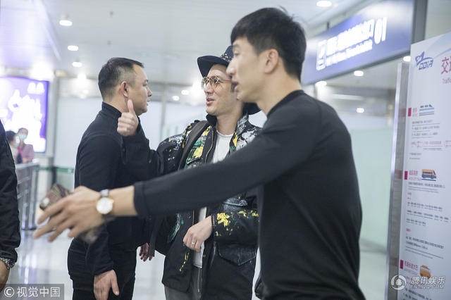 Vương Lực Hoành hốt hoảng vì bị fan cuồng công kích ở sân bay