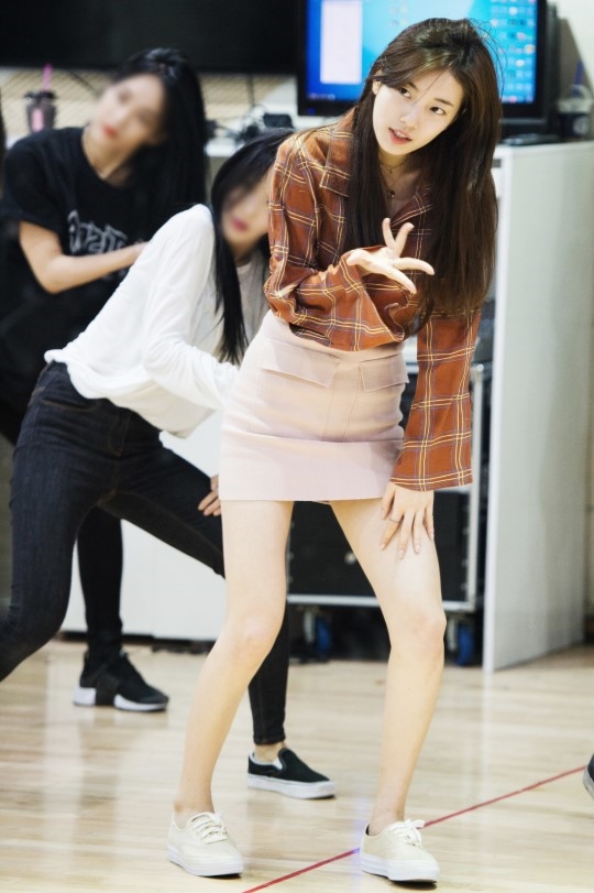 Suzy tỏa sáng từ hậu trường lên tới sân khấu trong Fanmeeting