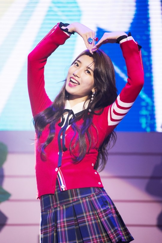 Suzy tỏa sáng từ hậu trường lên tới sân khấu trong Fanmeeting