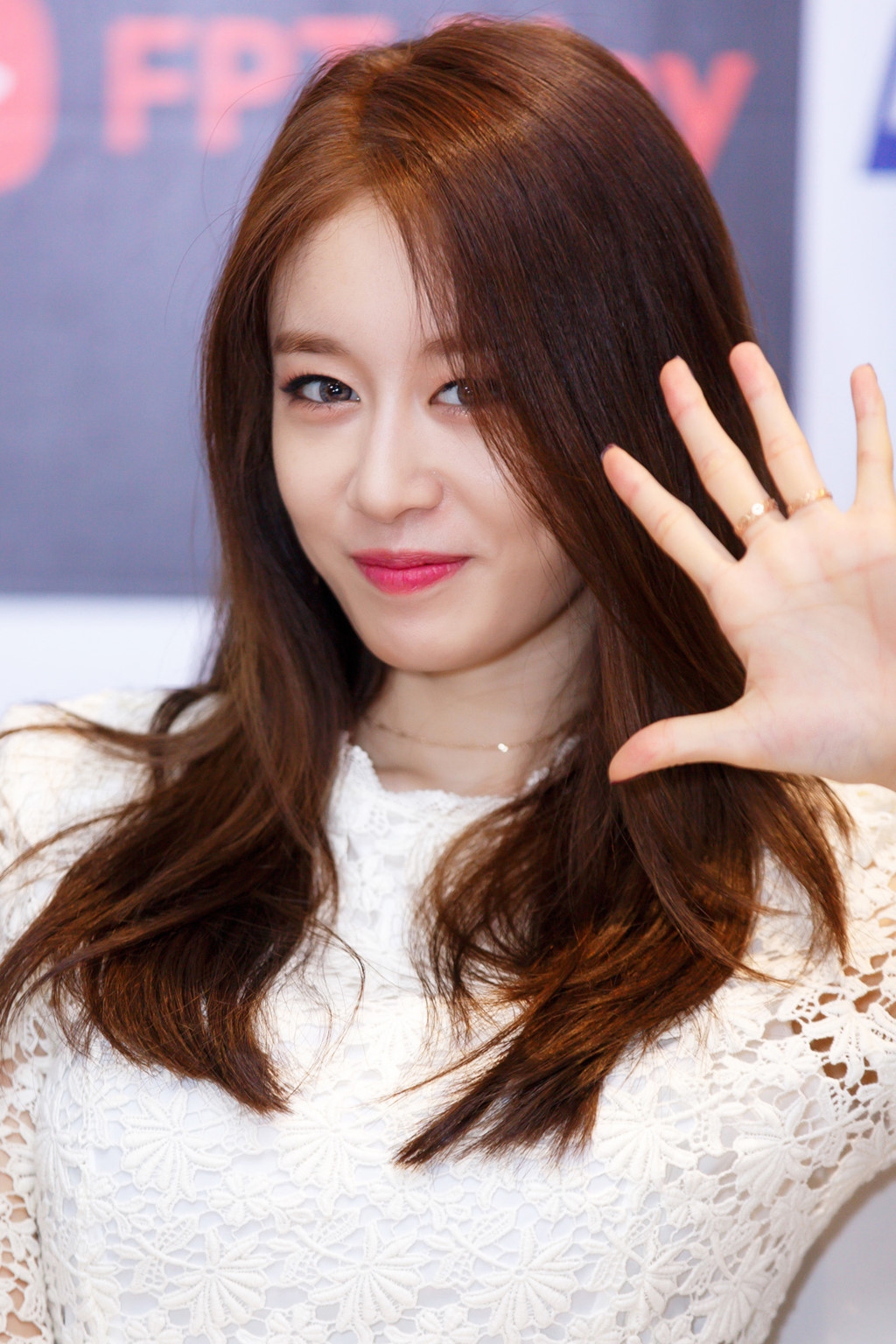Fan rơi nước mắt khi T-ara chừa chỗ trên sân khấu cho Boram và Soyeon