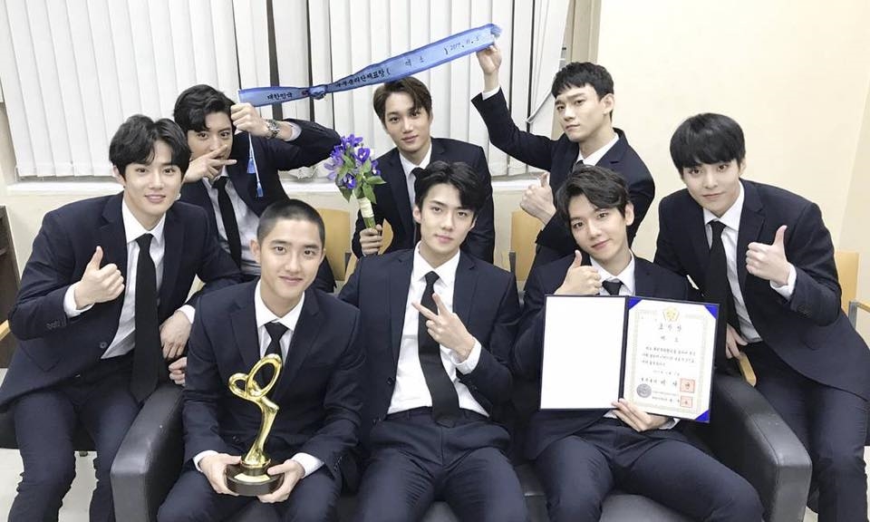 Sehun bất ngờ xuất hiện trong bộ suit lịch lãm