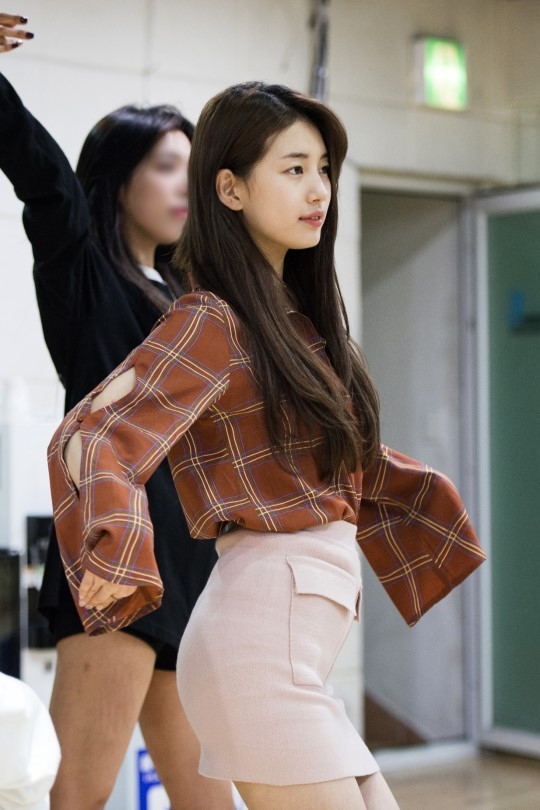 Suzy tỏa sáng từ hậu trường lên tới sân khấu trong Fanmeeting