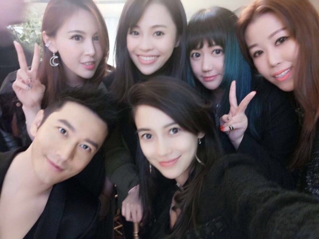 AngelaBaby chụp ảnh với hội bạn thân giống y hệt mình